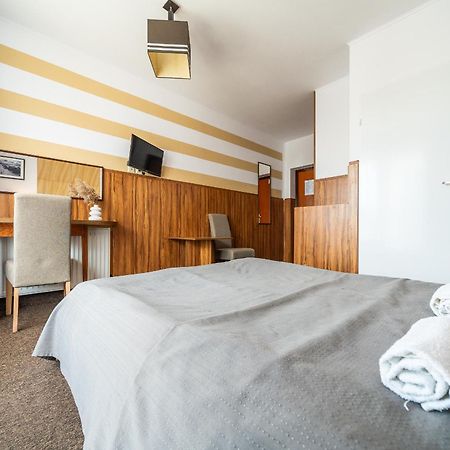 Max Apartamenty - Pokoje - Domki - Restauracja - Basen Миелно Екстериор снимка