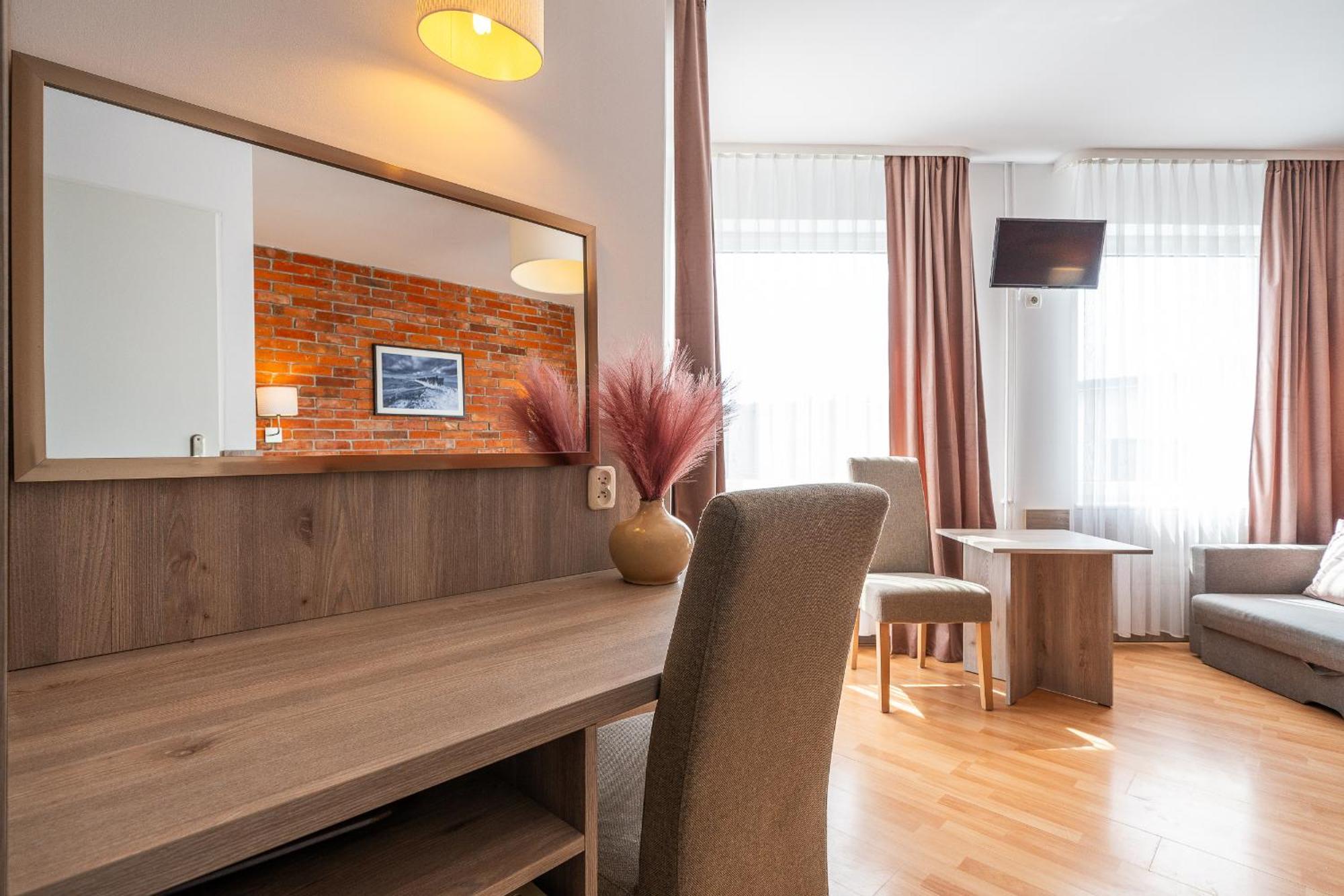 Max Apartamenty - Pokoje - Domki - Restauracja - Basen Миелно Екстериор снимка