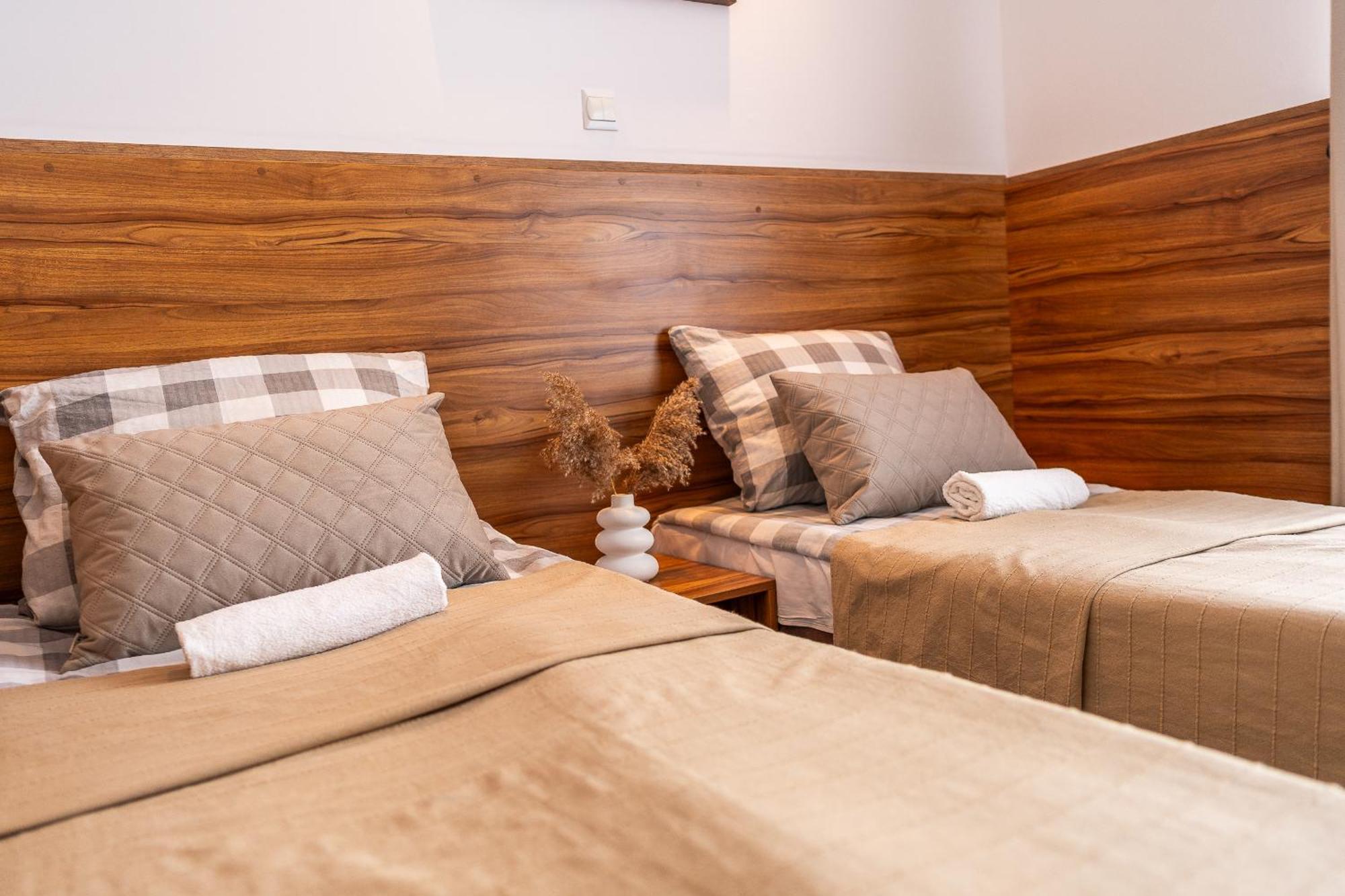 Max Apartamenty - Pokoje - Domki - Restauracja - Basen Миелно Екстериор снимка