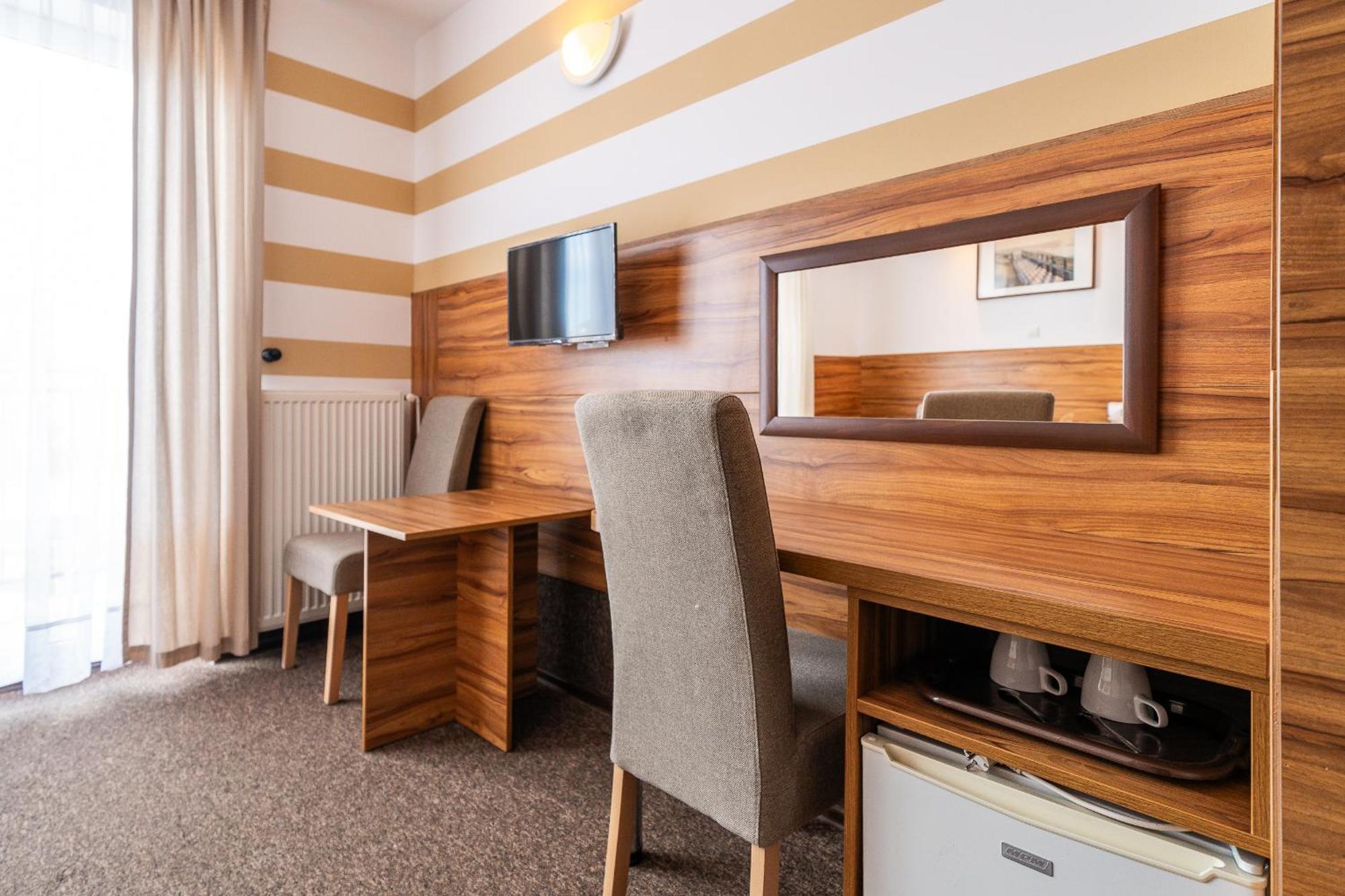 Max Apartamenty - Pokoje - Domki - Restauracja - Basen Миелно Екстериор снимка