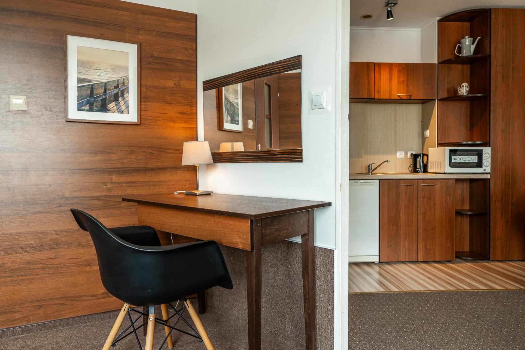 Max Apartamenty - Pokoje - Domki - Restauracja - Basen Миелно Екстериор снимка