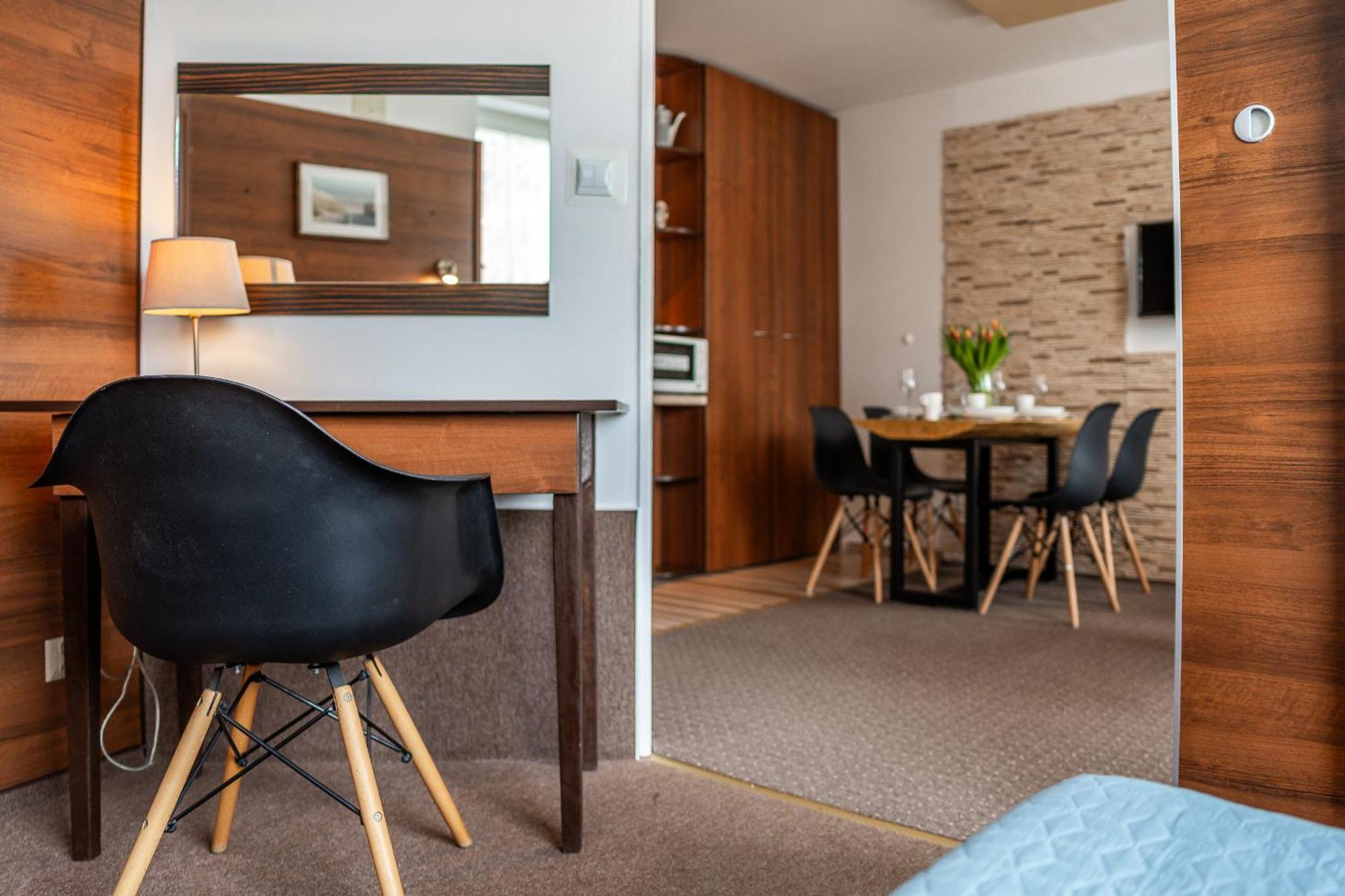 Max Apartamenty - Pokoje - Domki - Restauracja - Basen Миелно Екстериор снимка