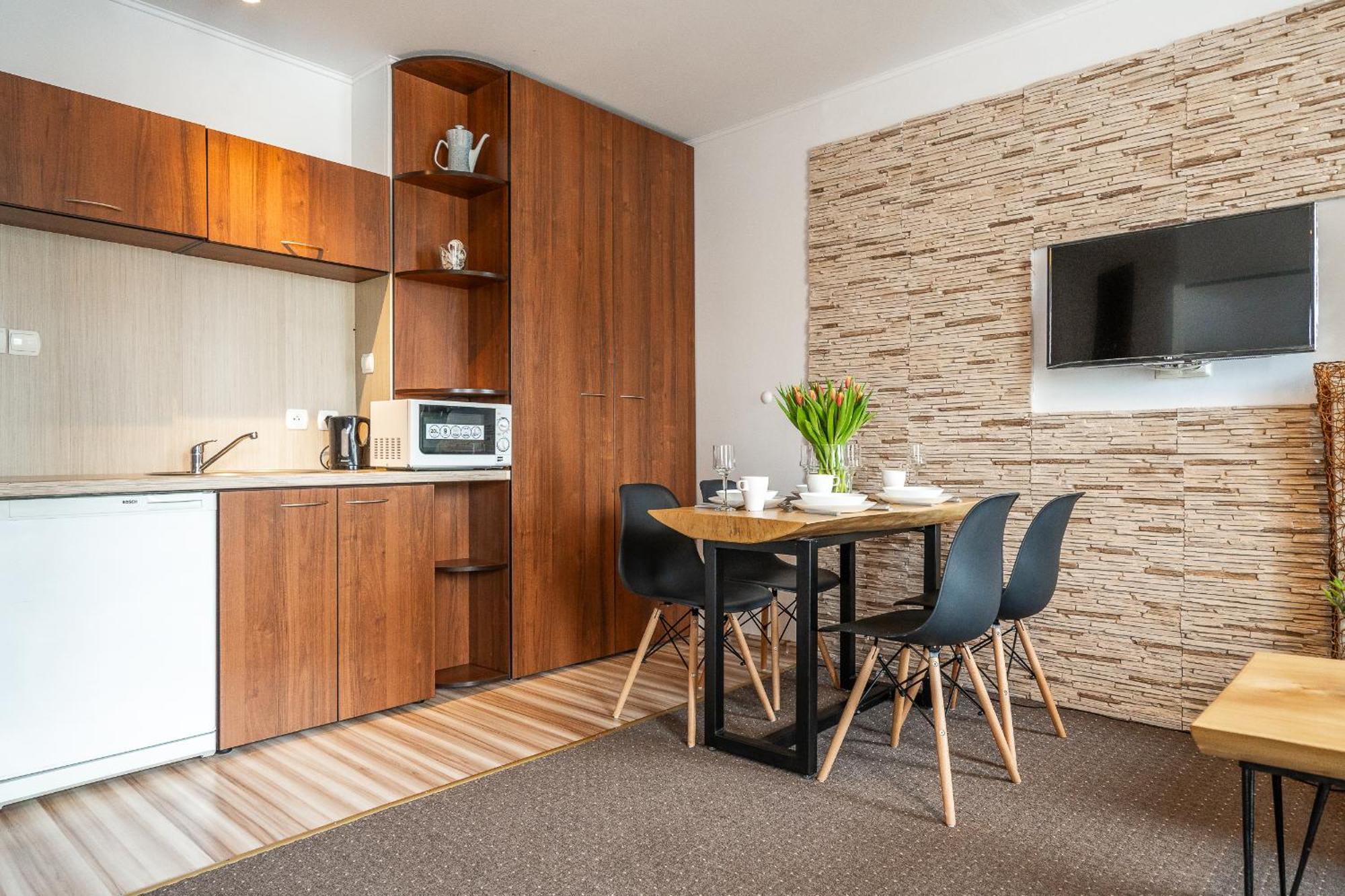Max Apartamenty - Pokoje - Domki - Restauracja - Basen Миелно Екстериор снимка