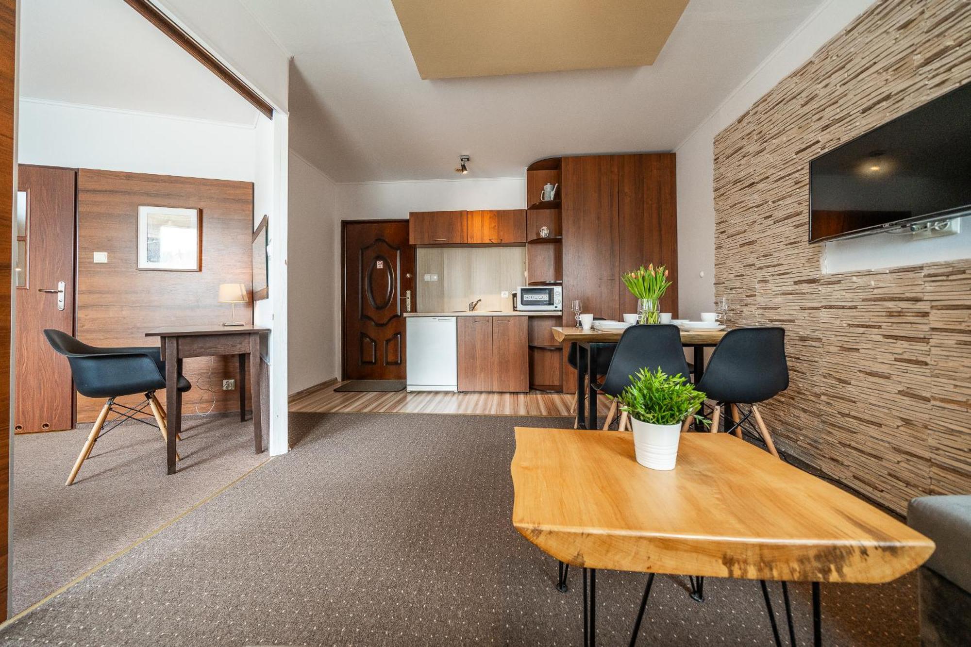 Max Apartamenty - Pokoje - Domki - Restauracja - Basen Миелно Екстериор снимка