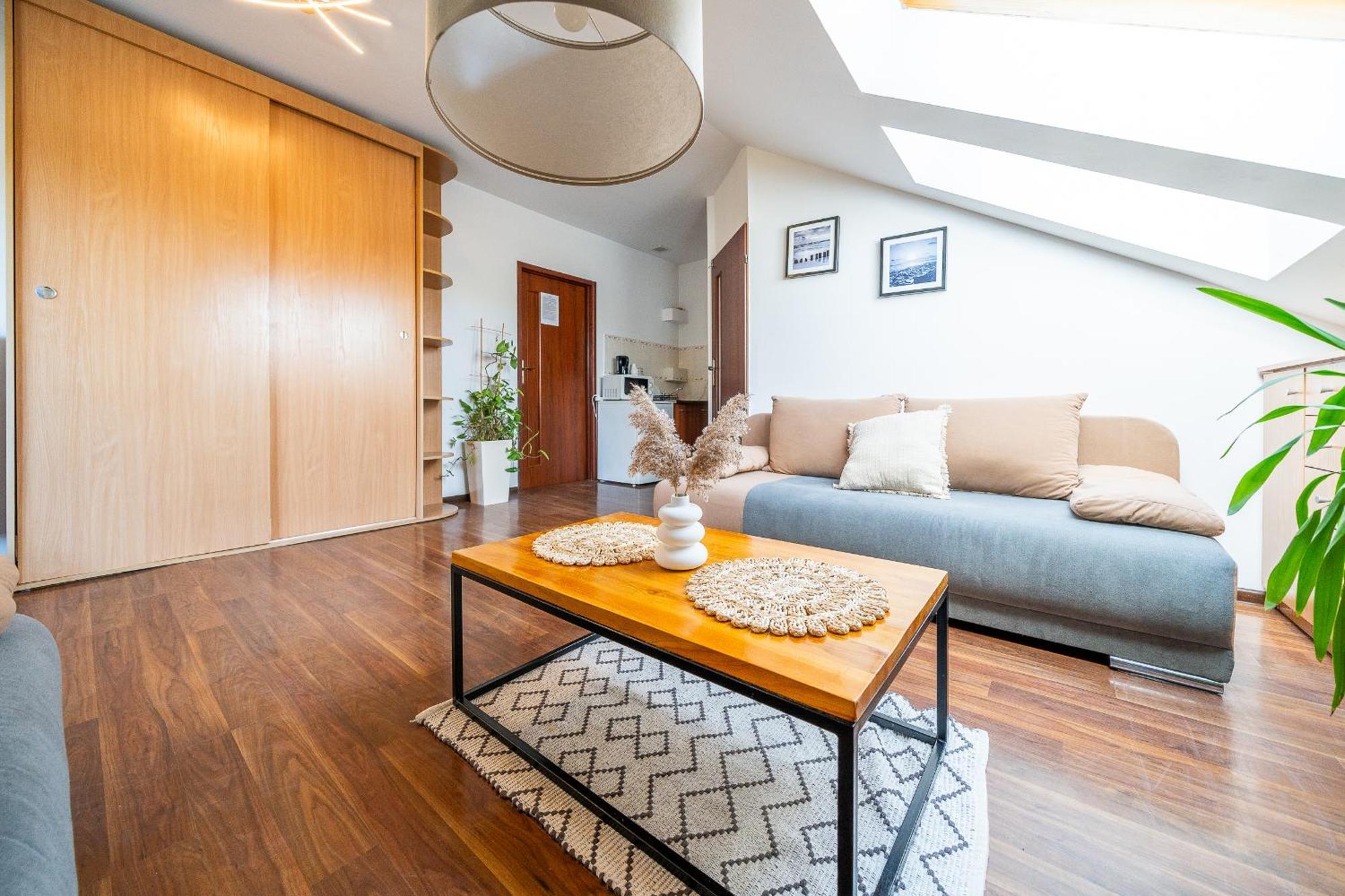 Max Apartamenty - Pokoje - Domki - Restauracja - Basen Миелно Екстериор снимка