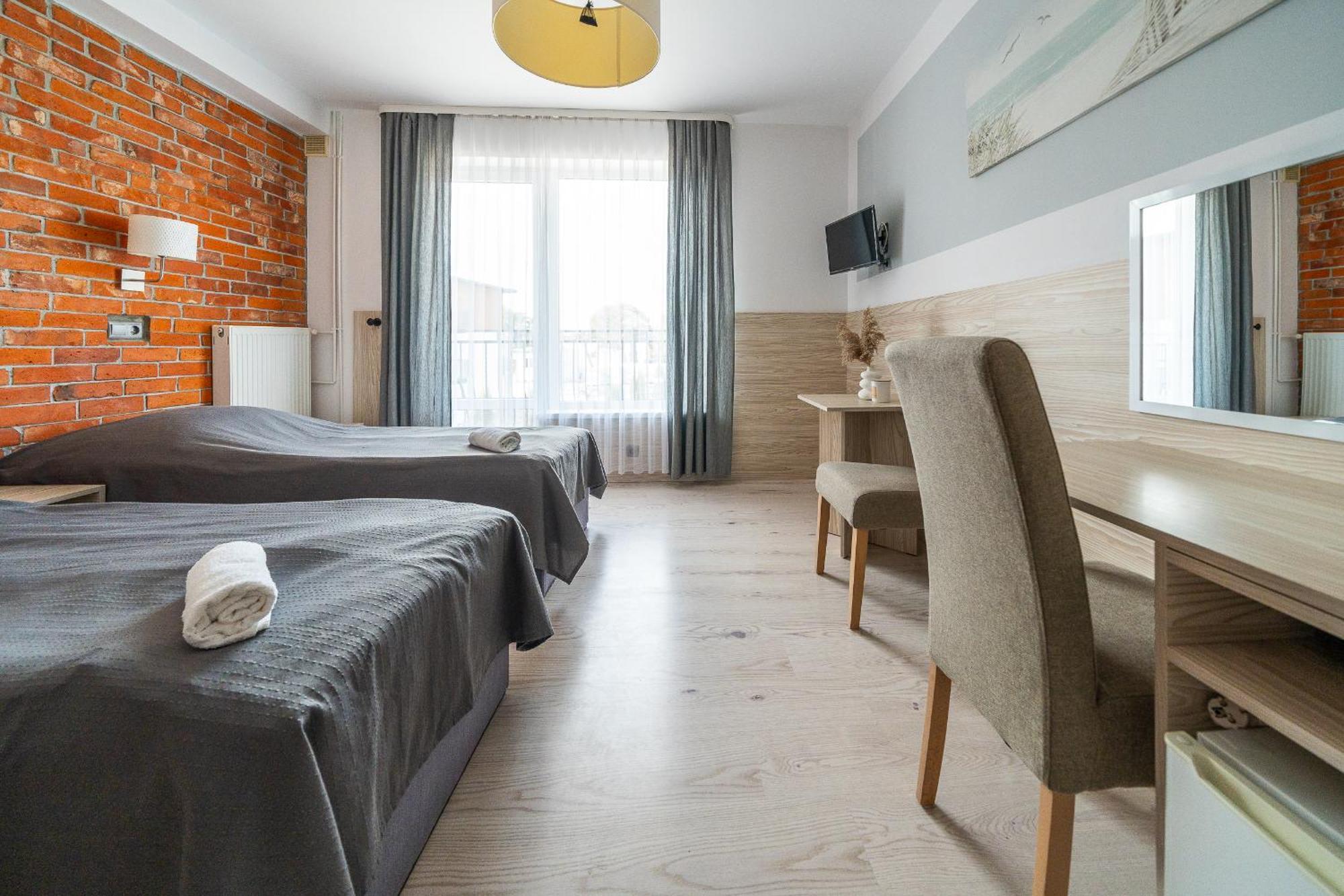 Max Apartamenty - Pokoje - Domki - Restauracja - Basen Миелно Екстериор снимка
