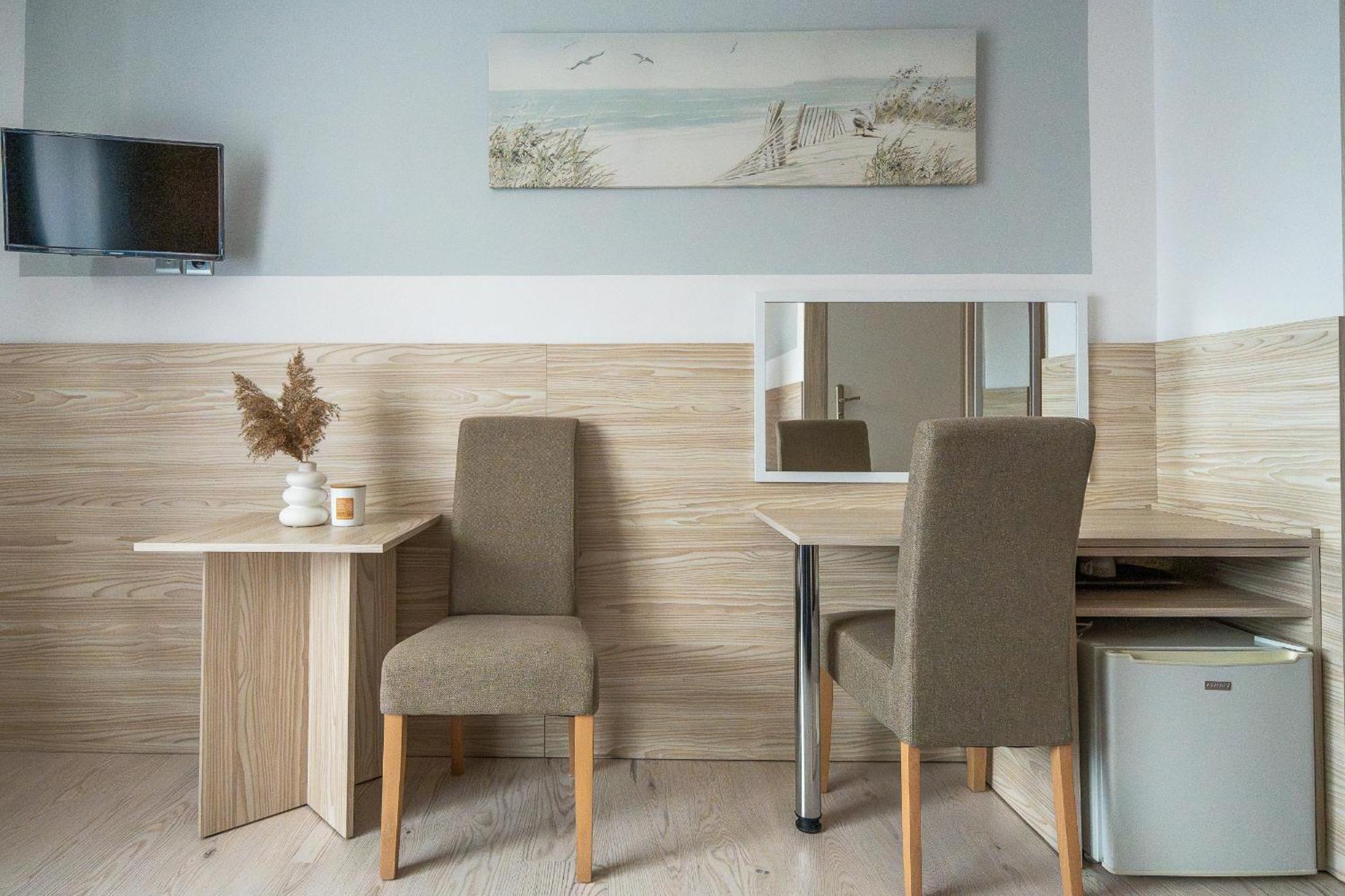 Max Apartamenty - Pokoje - Domki - Restauracja - Basen Миелно Екстериор снимка
