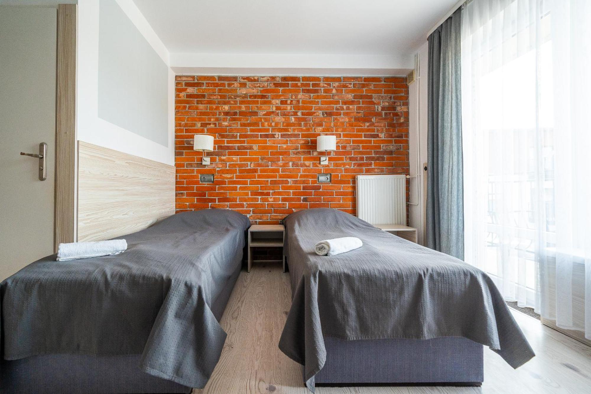 Max Apartamenty - Pokoje - Domki - Restauracja - Basen Миелно Екстериор снимка