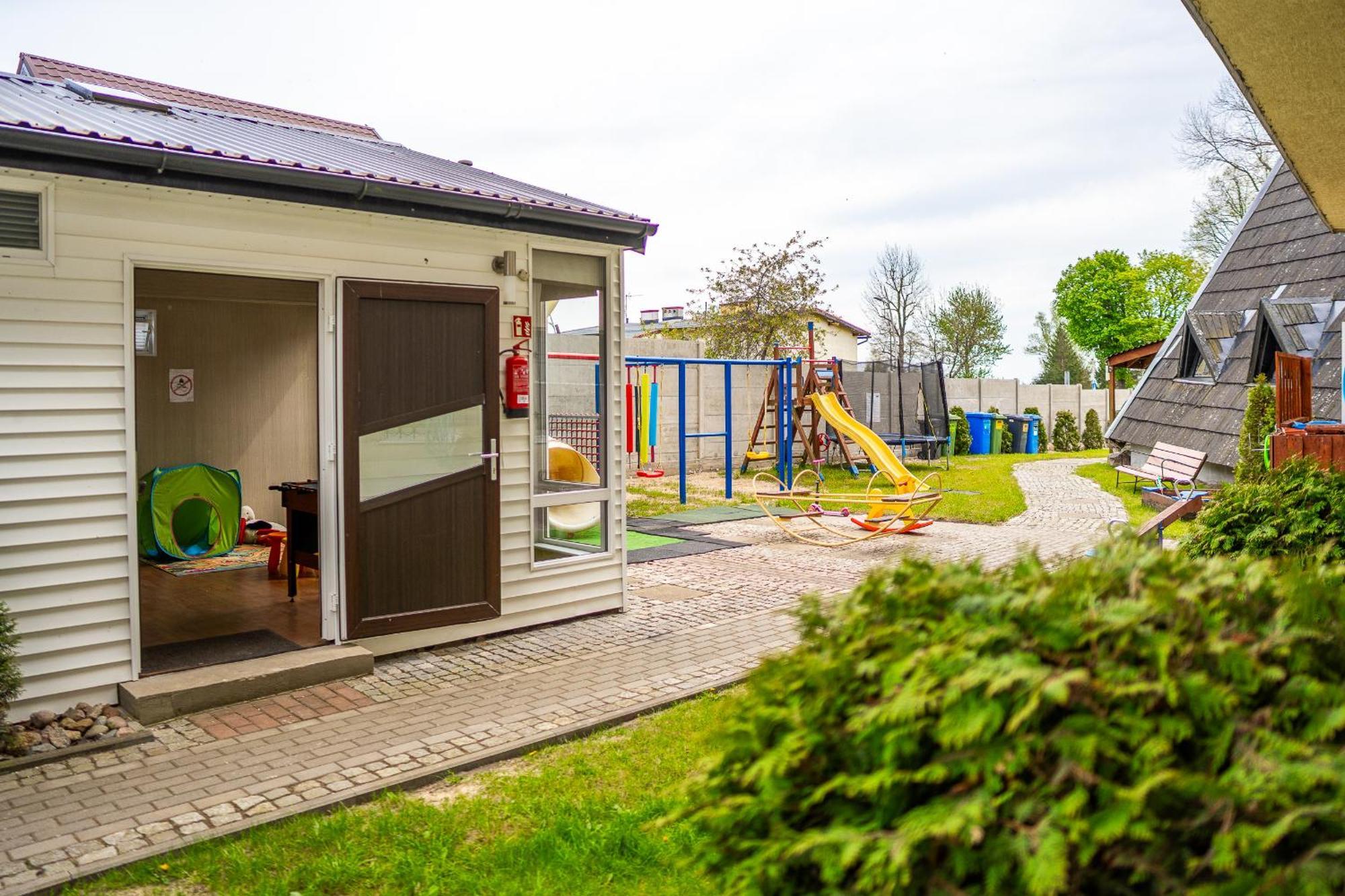 Max Apartamenty - Pokoje - Domki - Restauracja - Basen Миелно Екстериор снимка