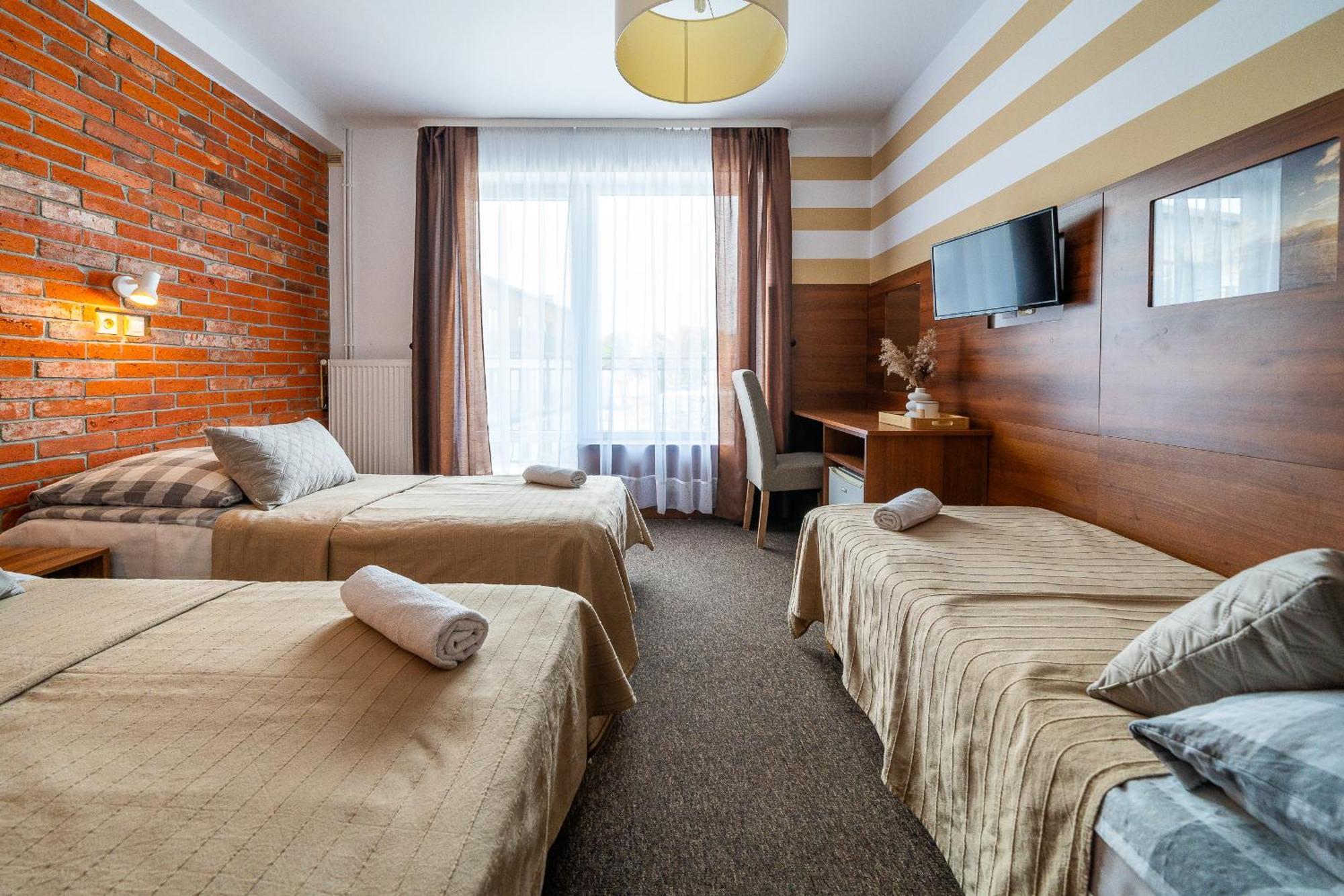 Max Apartamenty - Pokoje - Domki - Restauracja - Basen Миелно Екстериор снимка