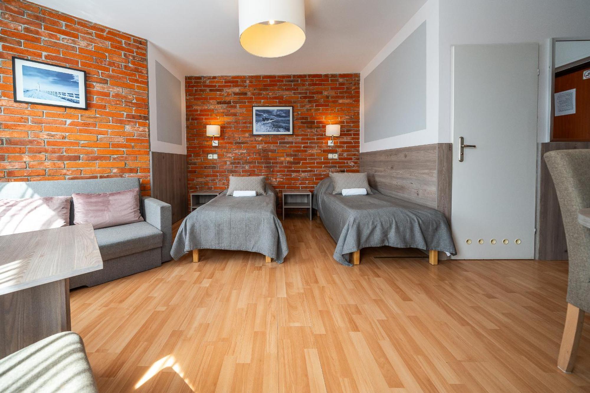 Max Apartamenty - Pokoje - Domki - Restauracja - Basen Миелно Екстериор снимка