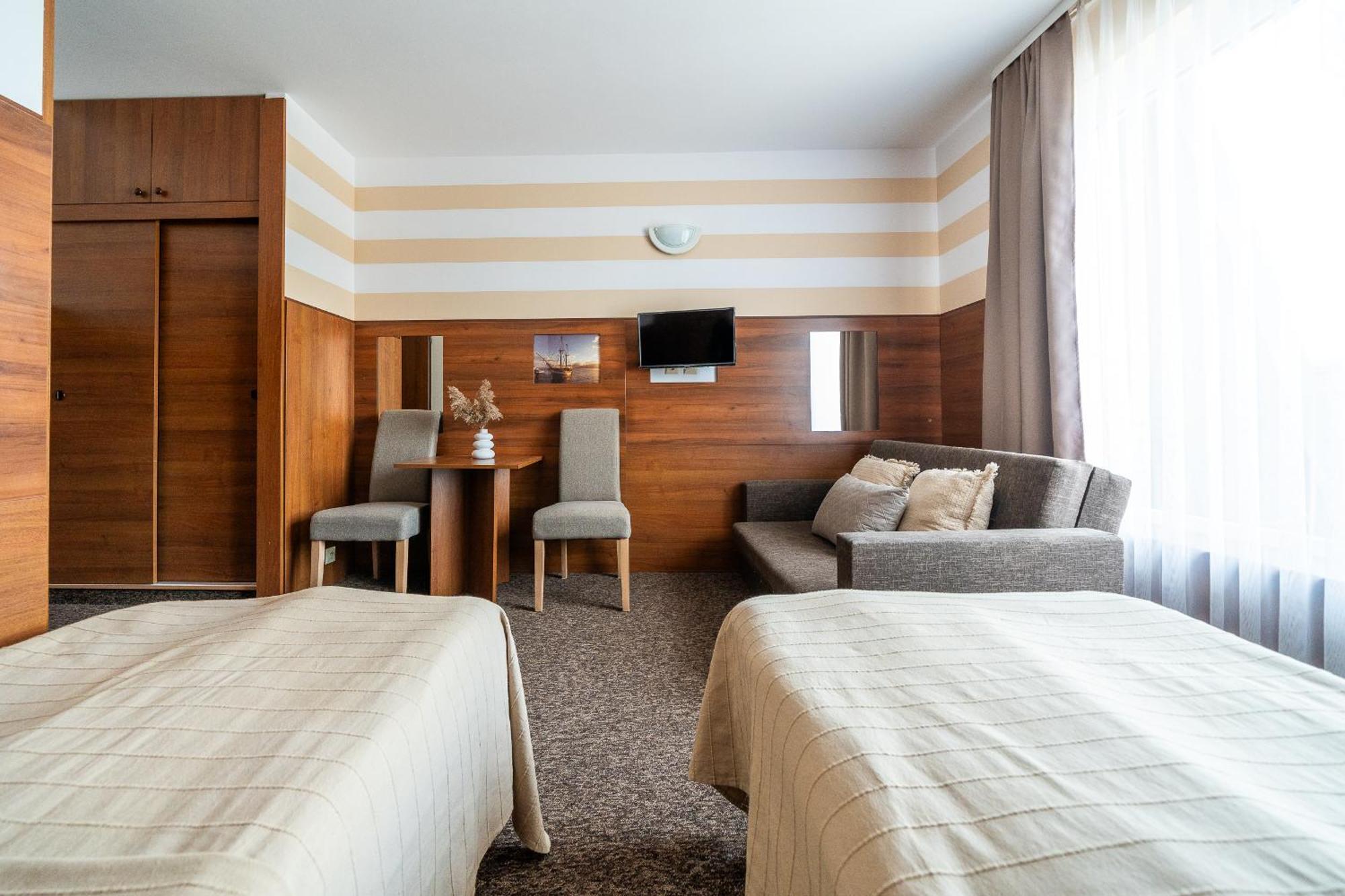 Max Apartamenty - Pokoje - Domki - Restauracja - Basen Миелно Екстериор снимка