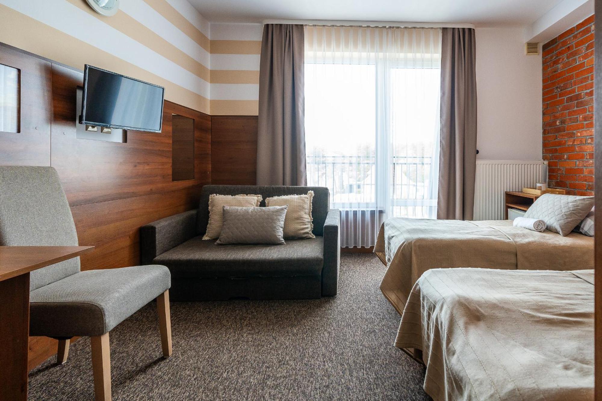 Max Apartamenty - Pokoje - Domki - Restauracja - Basen Миелно Екстериор снимка