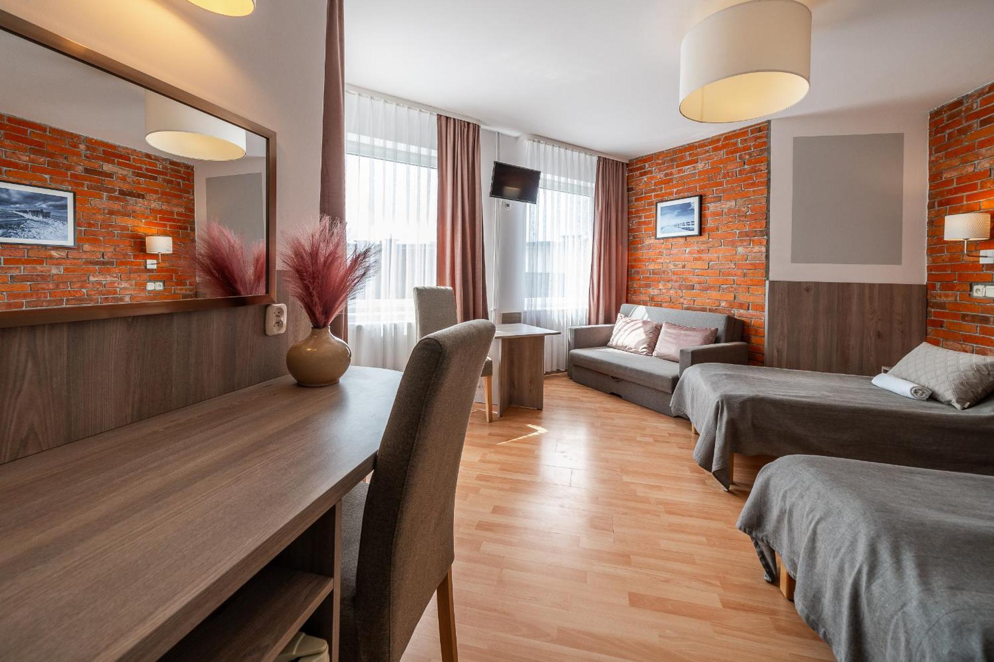 Max Apartamenty - Pokoje - Domki - Restauracja - Basen Миелно Екстериор снимка