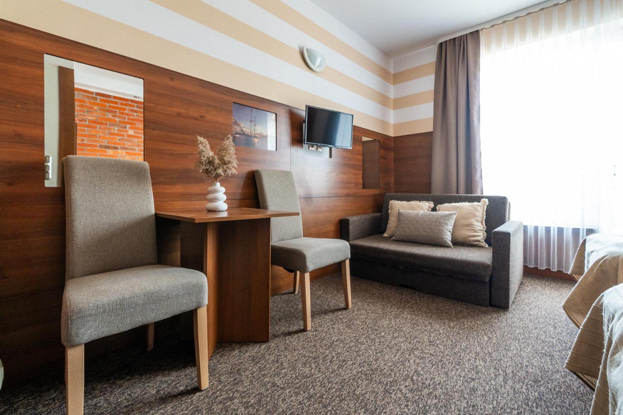 Max Apartamenty - Pokoje - Domki - Restauracja - Basen Миелно Екстериор снимка