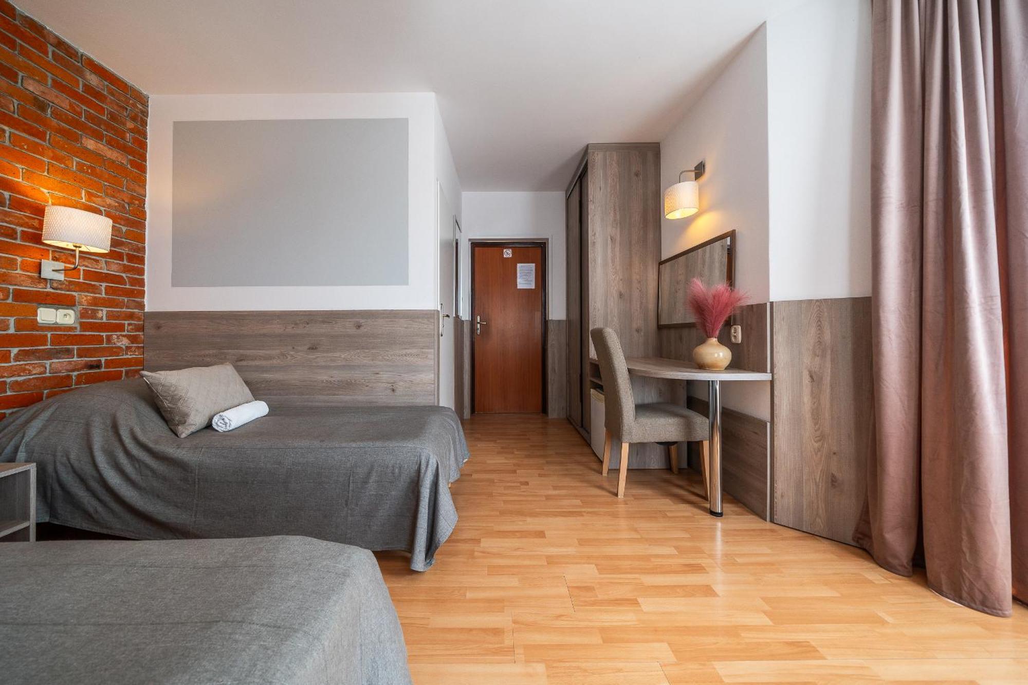 Max Apartamenty - Pokoje - Domki - Restauracja - Basen Миелно Екстериор снимка