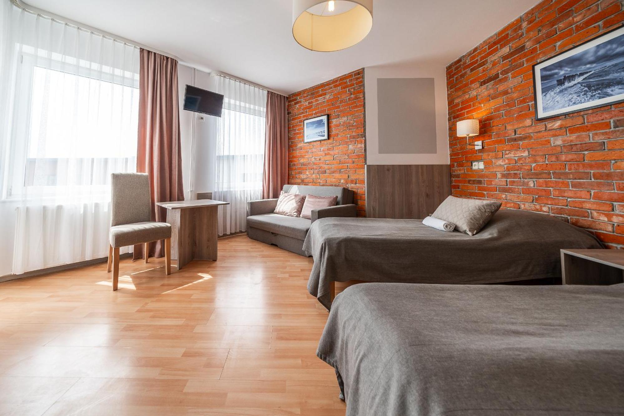 Max Apartamenty - Pokoje - Domki - Restauracja - Basen Миелно Екстериор снимка