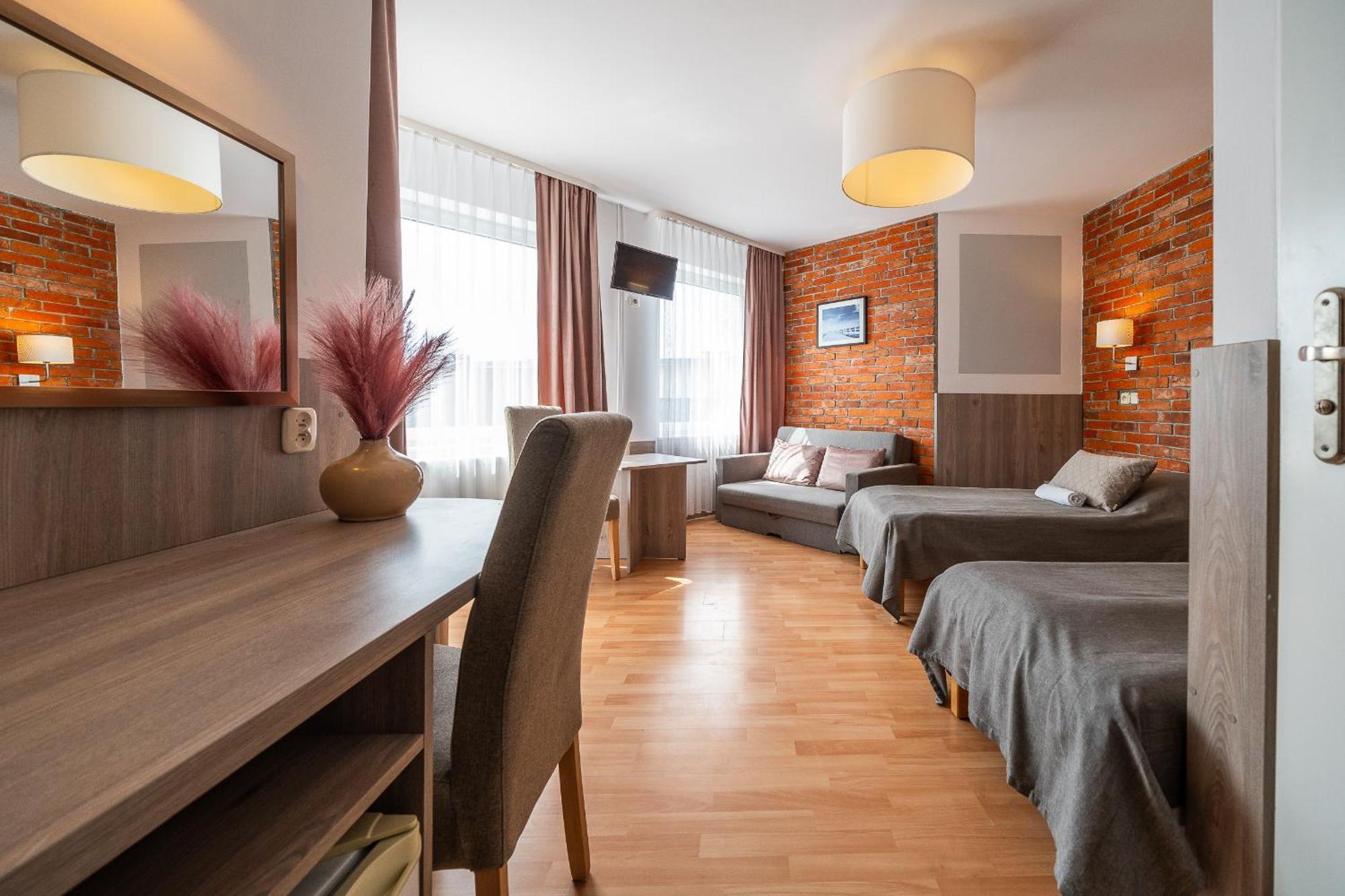 Max Apartamenty - Pokoje - Domki - Restauracja - Basen Миелно Екстериор снимка