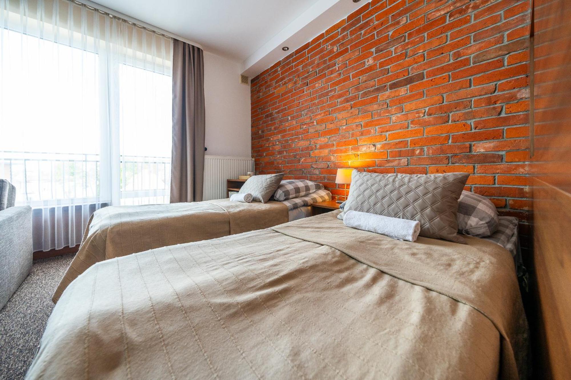 Max Apartamenty - Pokoje - Domki - Restauracja - Basen Миелно Екстериор снимка