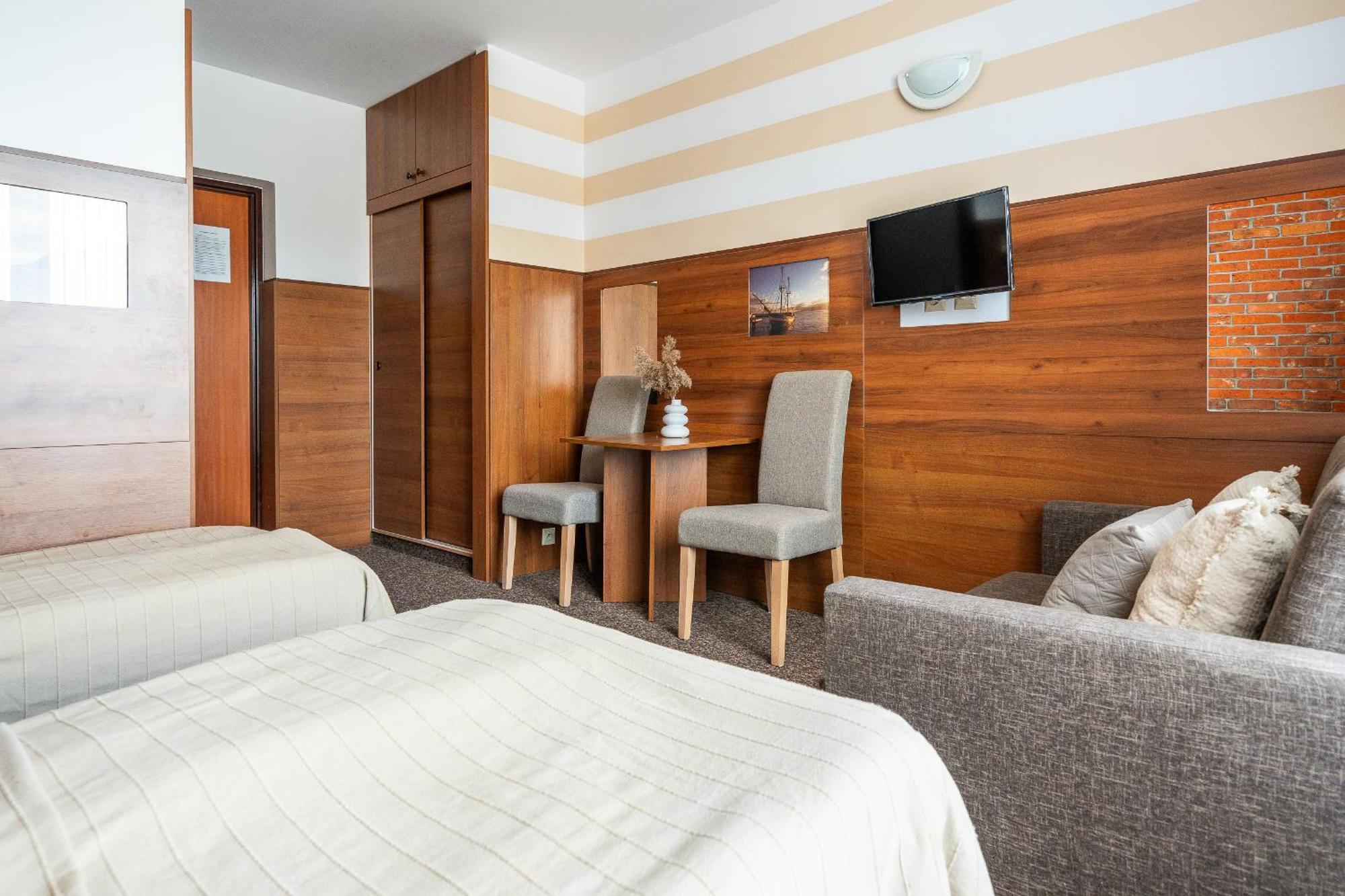 Max Apartamenty - Pokoje - Domki - Restauracja - Basen Миелно Екстериор снимка