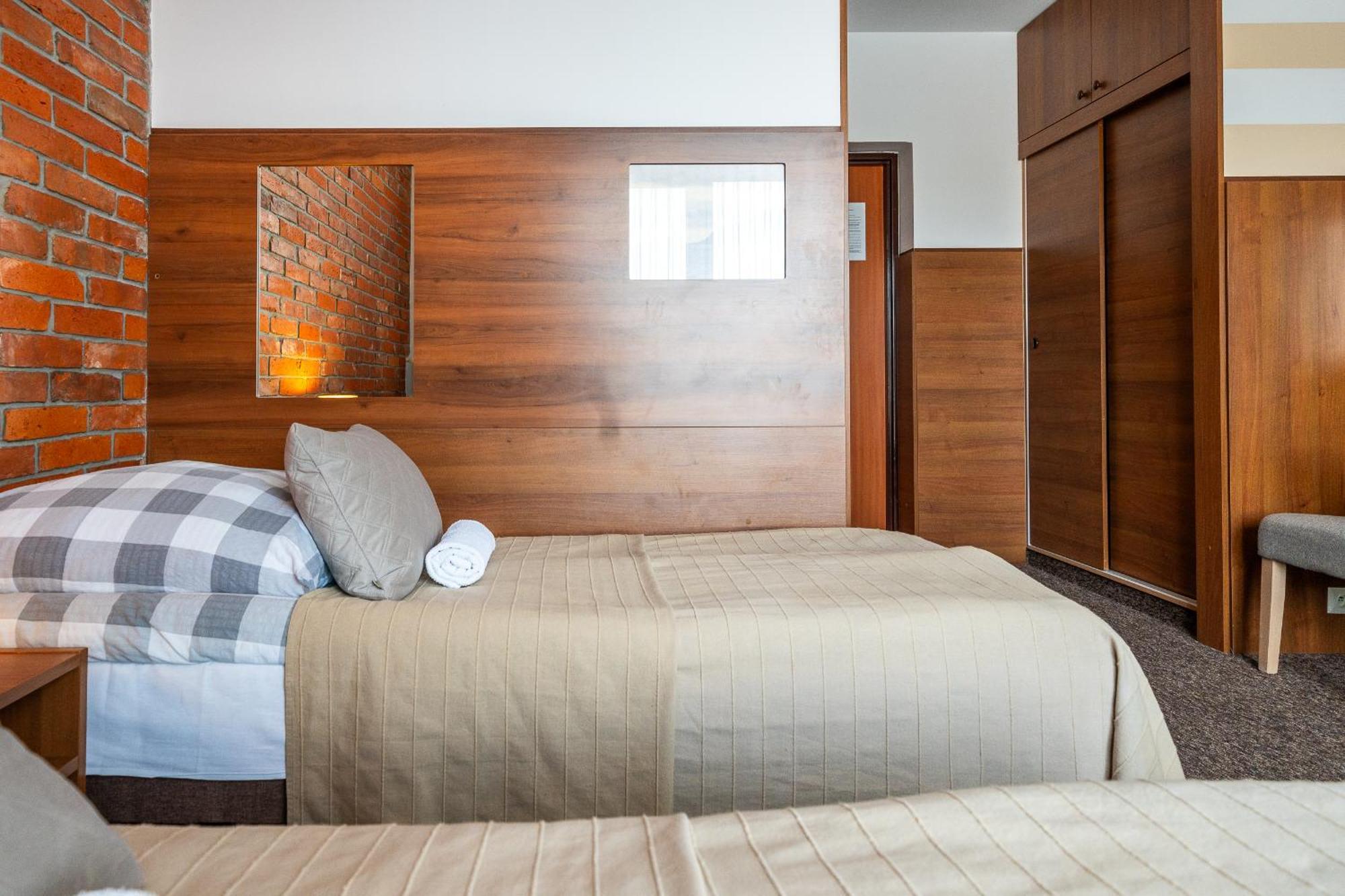 Max Apartamenty - Pokoje - Domki - Restauracja - Basen Миелно Екстериор снимка