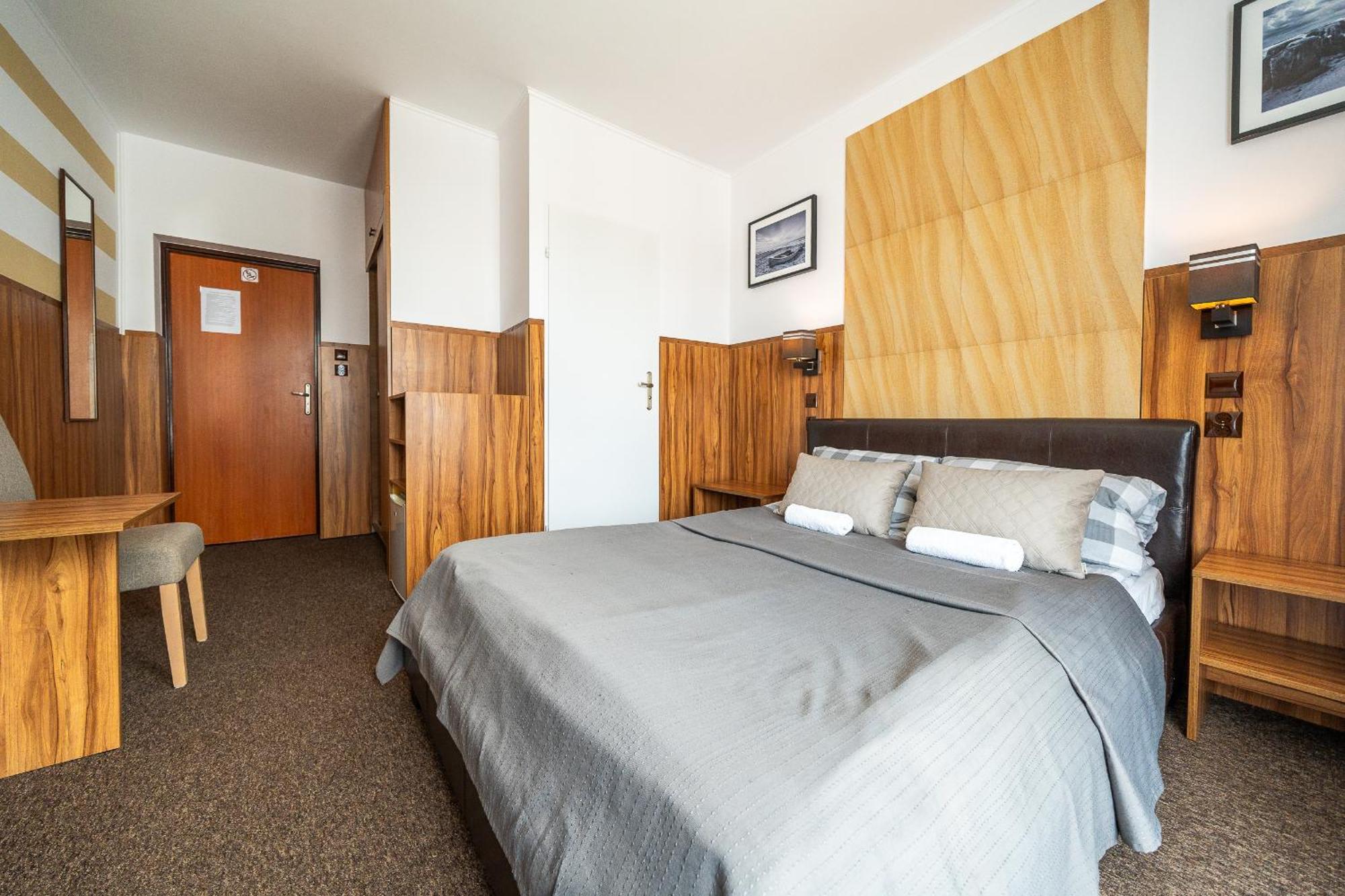 Max Apartamenty - Pokoje - Domki - Restauracja - Basen Миелно Екстериор снимка