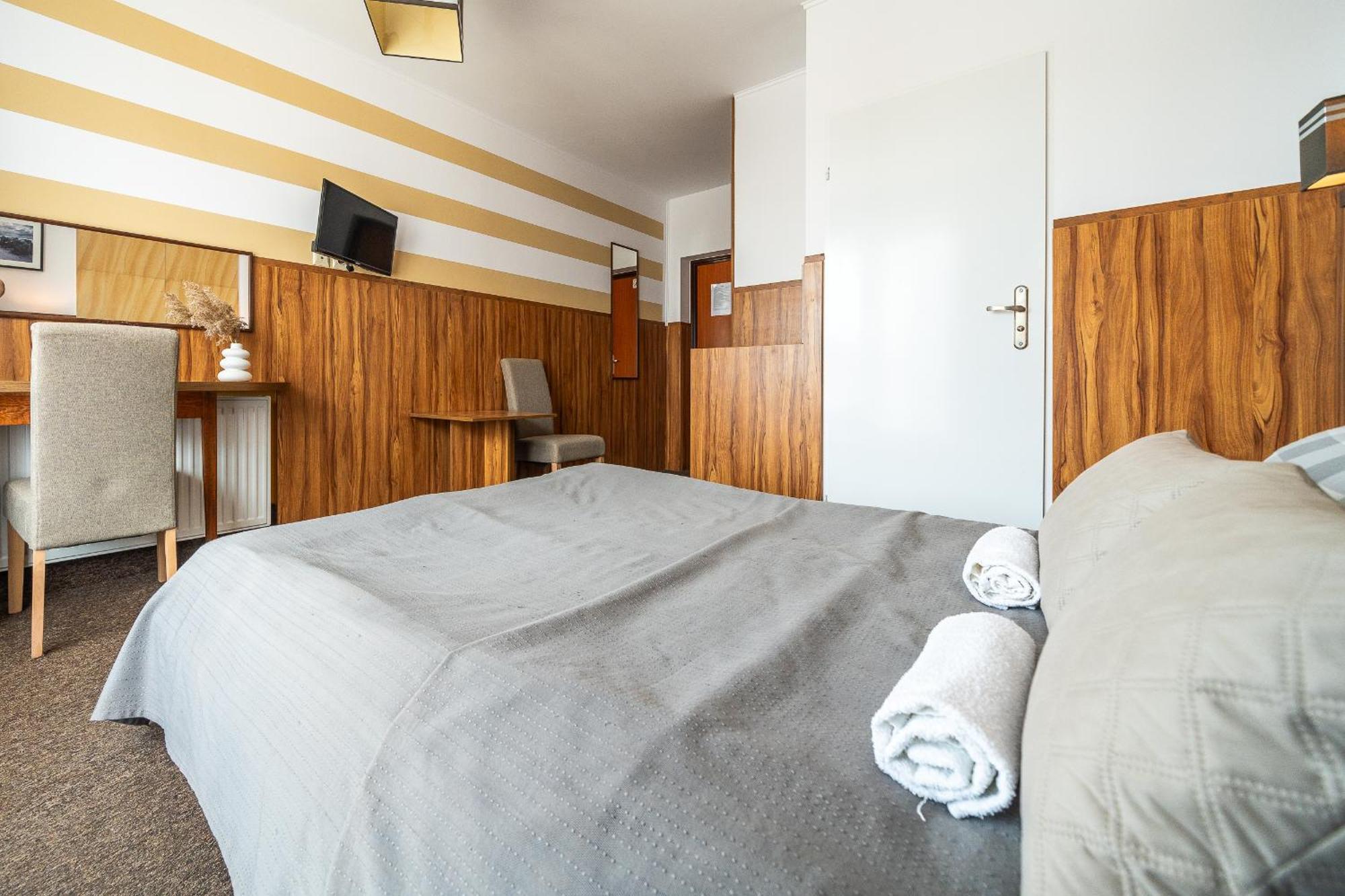 Max Apartamenty - Pokoje - Domki - Restauracja - Basen Миелно Екстериор снимка