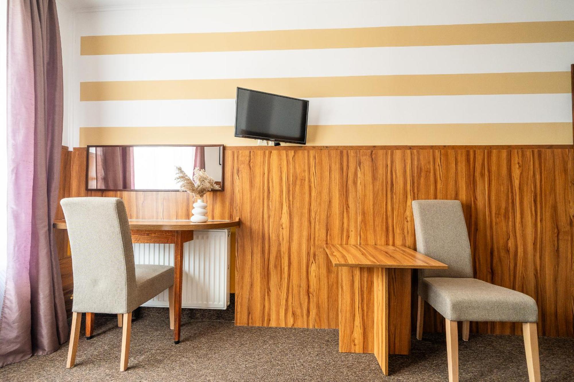 Max Apartamenty - Pokoje - Domki - Restauracja - Basen Миелно Екстериор снимка
