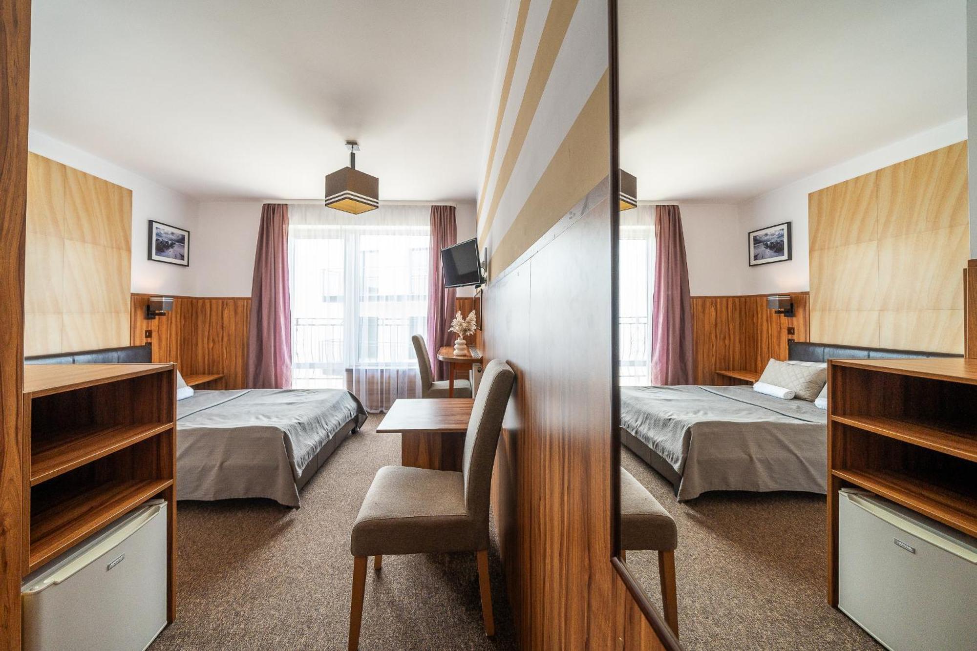 Max Apartamenty - Pokoje - Domki - Restauracja - Basen Миелно Екстериор снимка