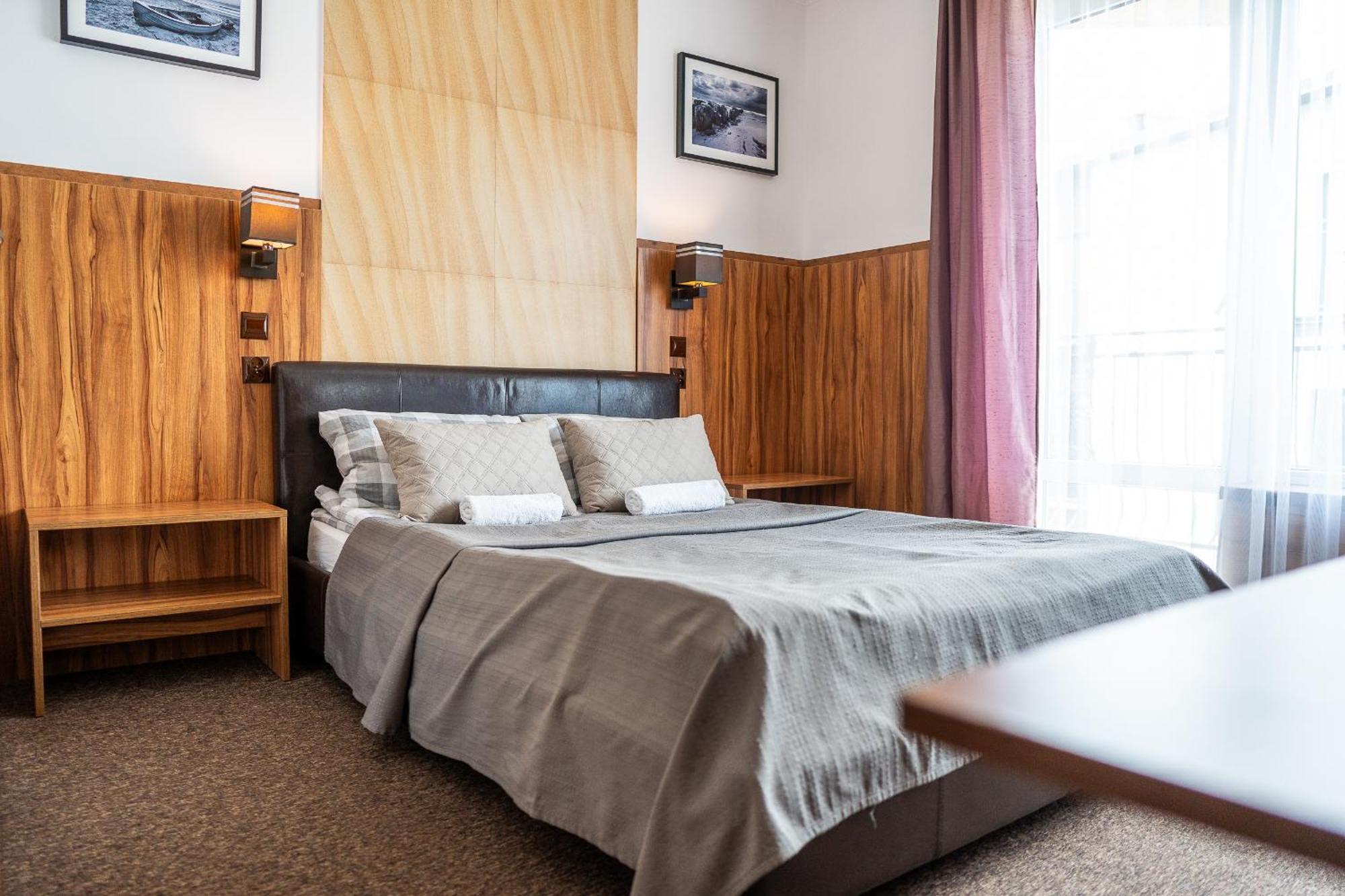 Max Apartamenty - Pokoje - Domki - Restauracja - Basen Миелно Екстериор снимка