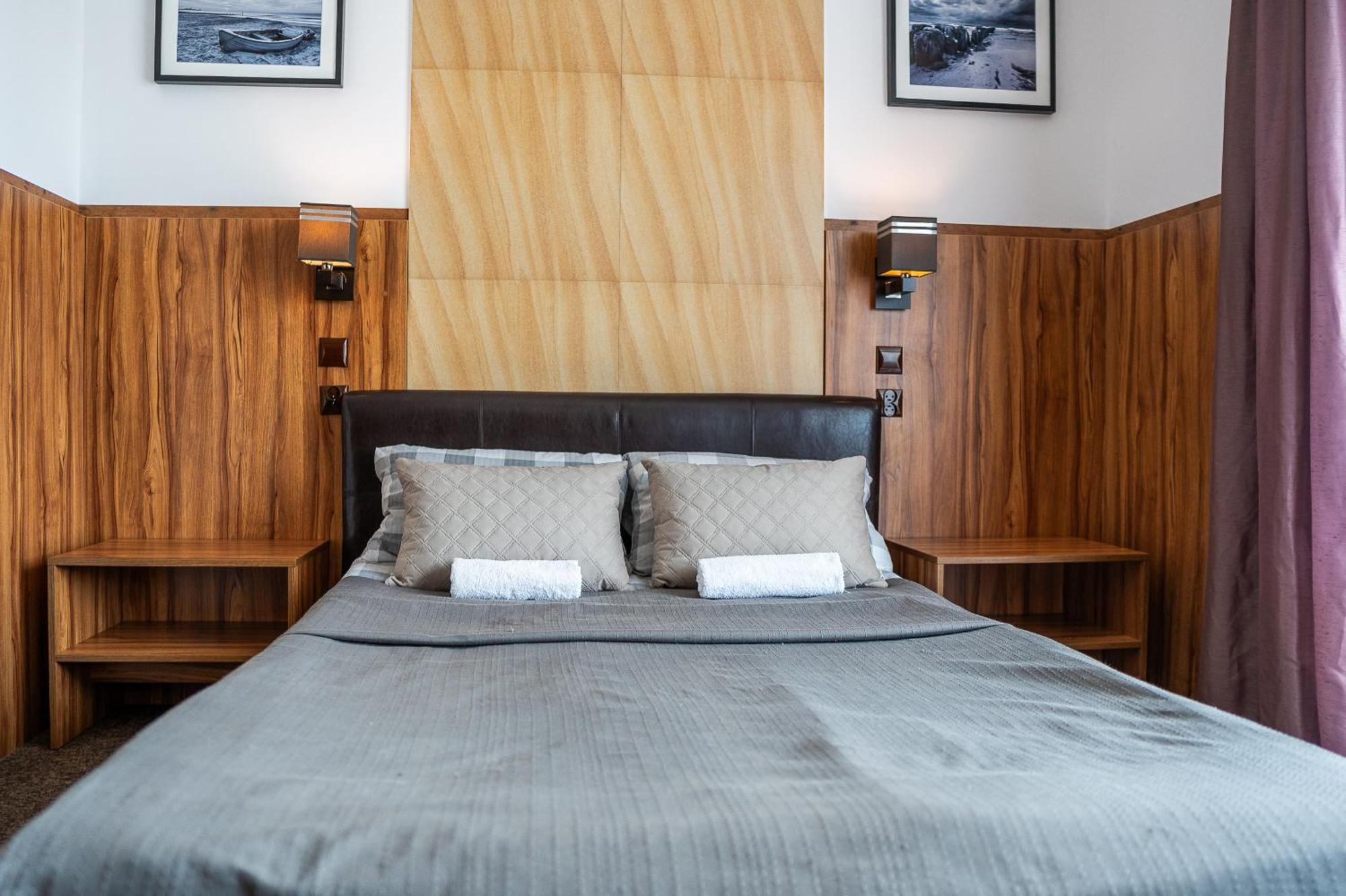 Max Apartamenty - Pokoje - Domki - Restauracja - Basen Миелно Екстериор снимка