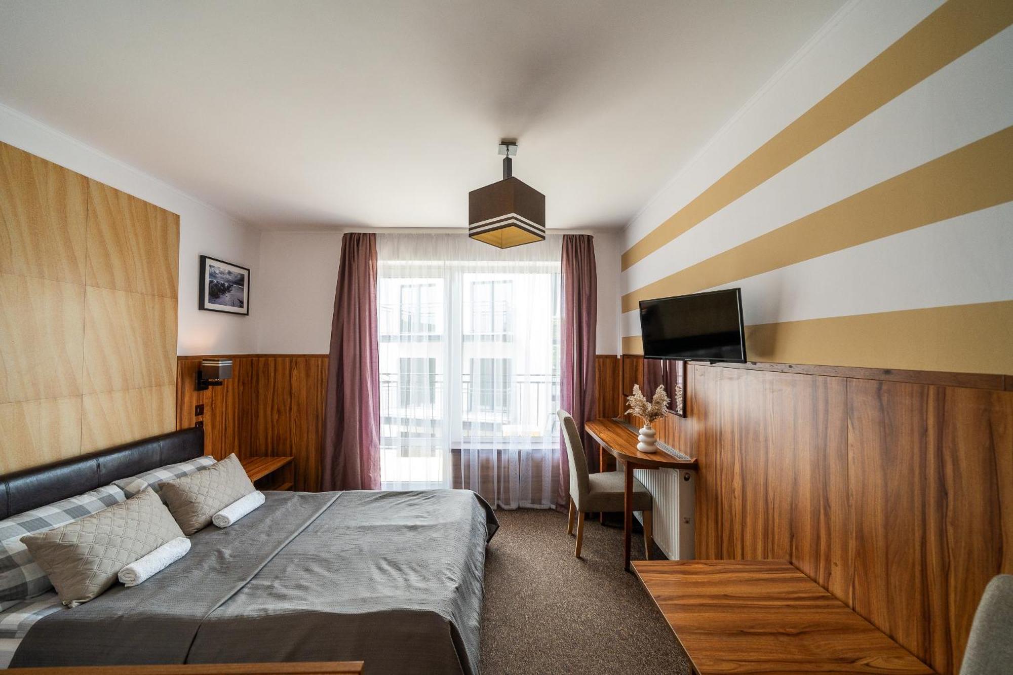 Max Apartamenty - Pokoje - Domki - Restauracja - Basen Миелно Екстериор снимка