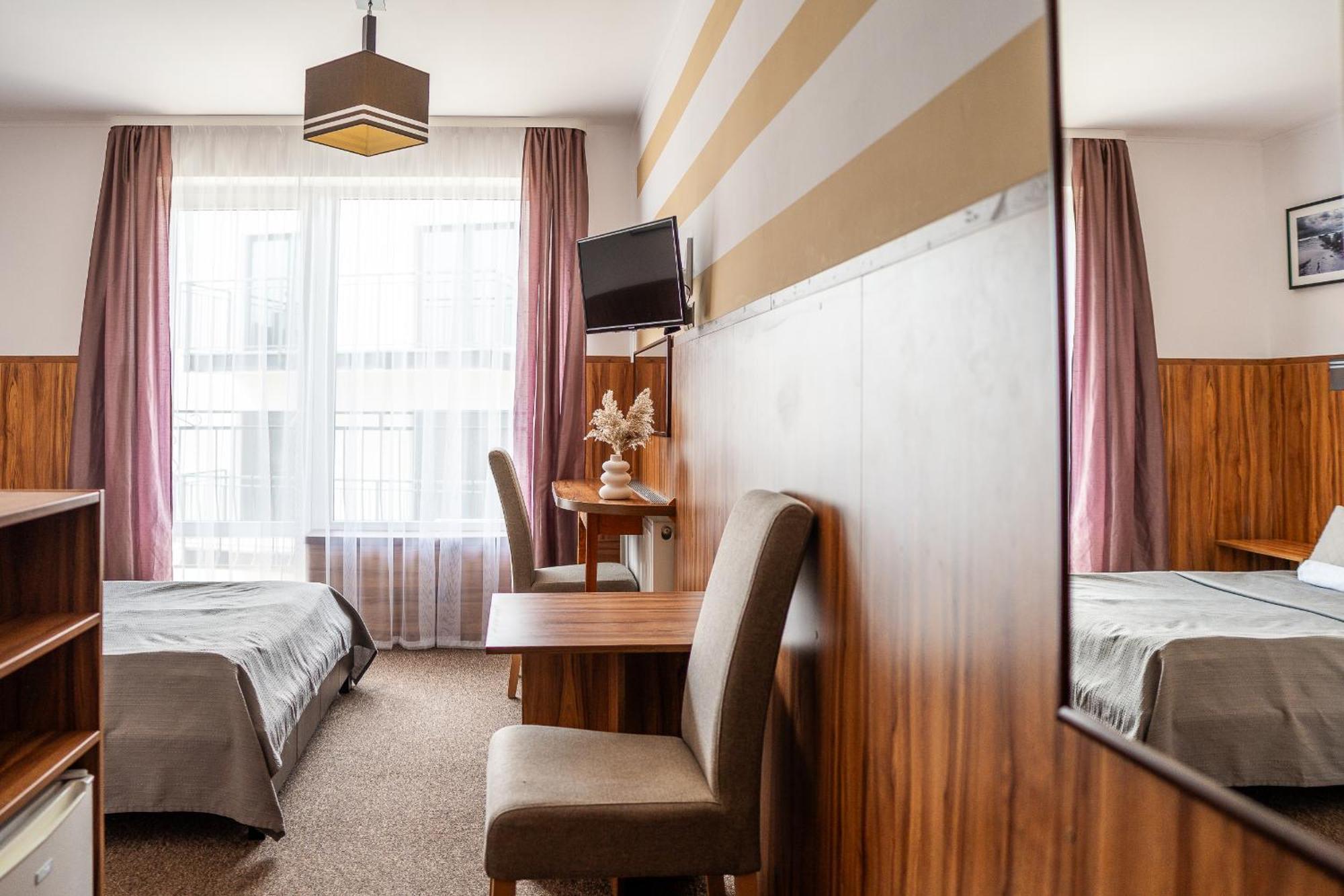 Max Apartamenty - Pokoje - Domki - Restauracja - Basen Миелно Екстериор снимка