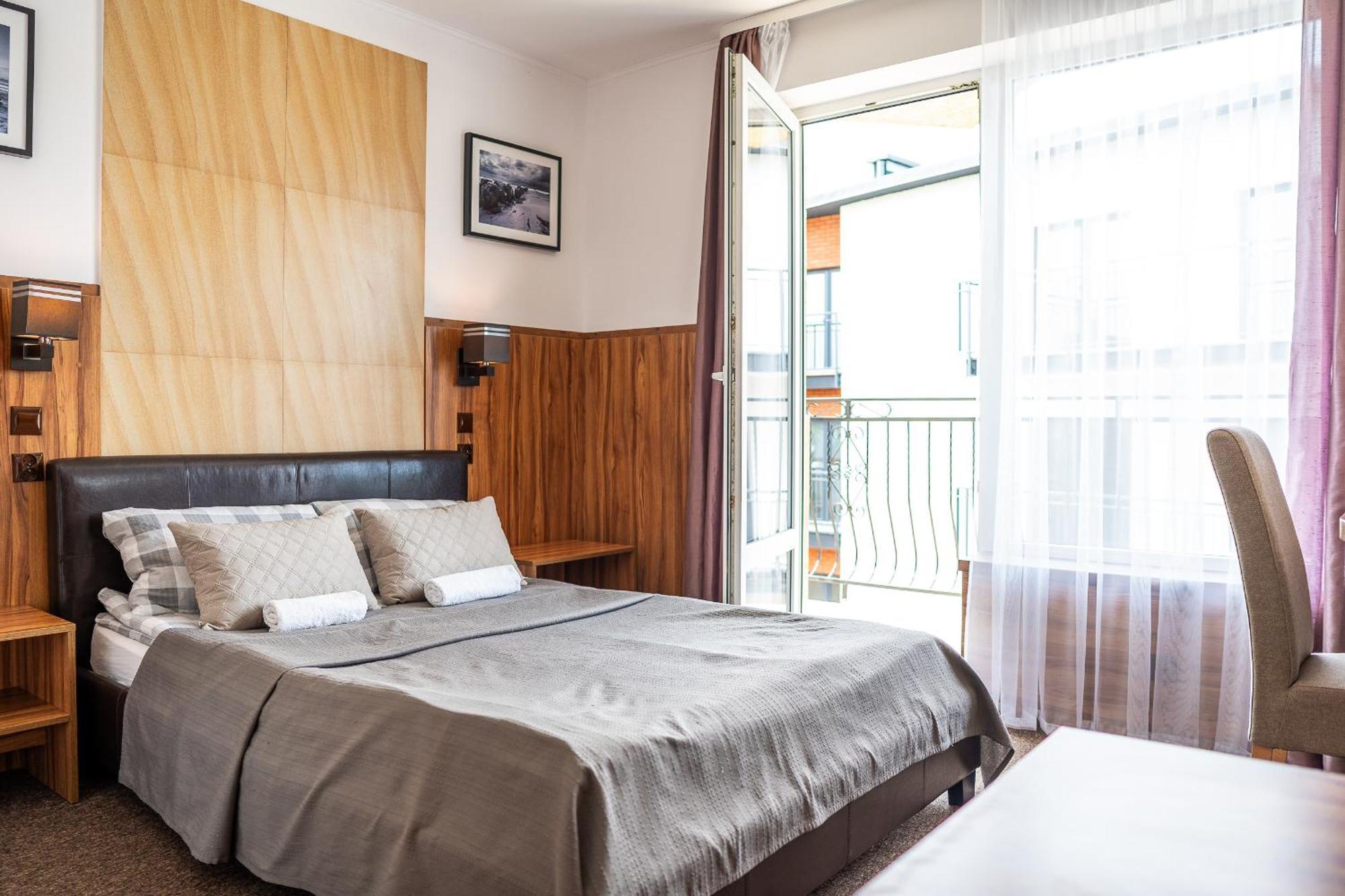 Max Apartamenty - Pokoje - Domki - Restauracja - Basen Миелно Екстериор снимка